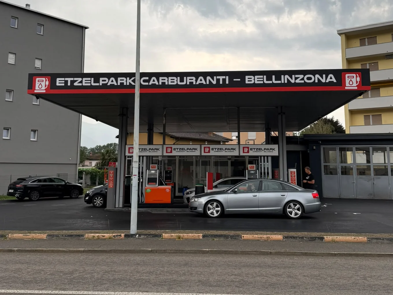 Etzelpark Bellinzona Carburanti mit Preistafel und Vordach