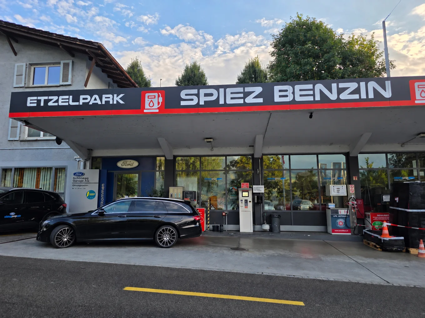 Etzelpark Spiez Benzin mit Vordach und Preistafel